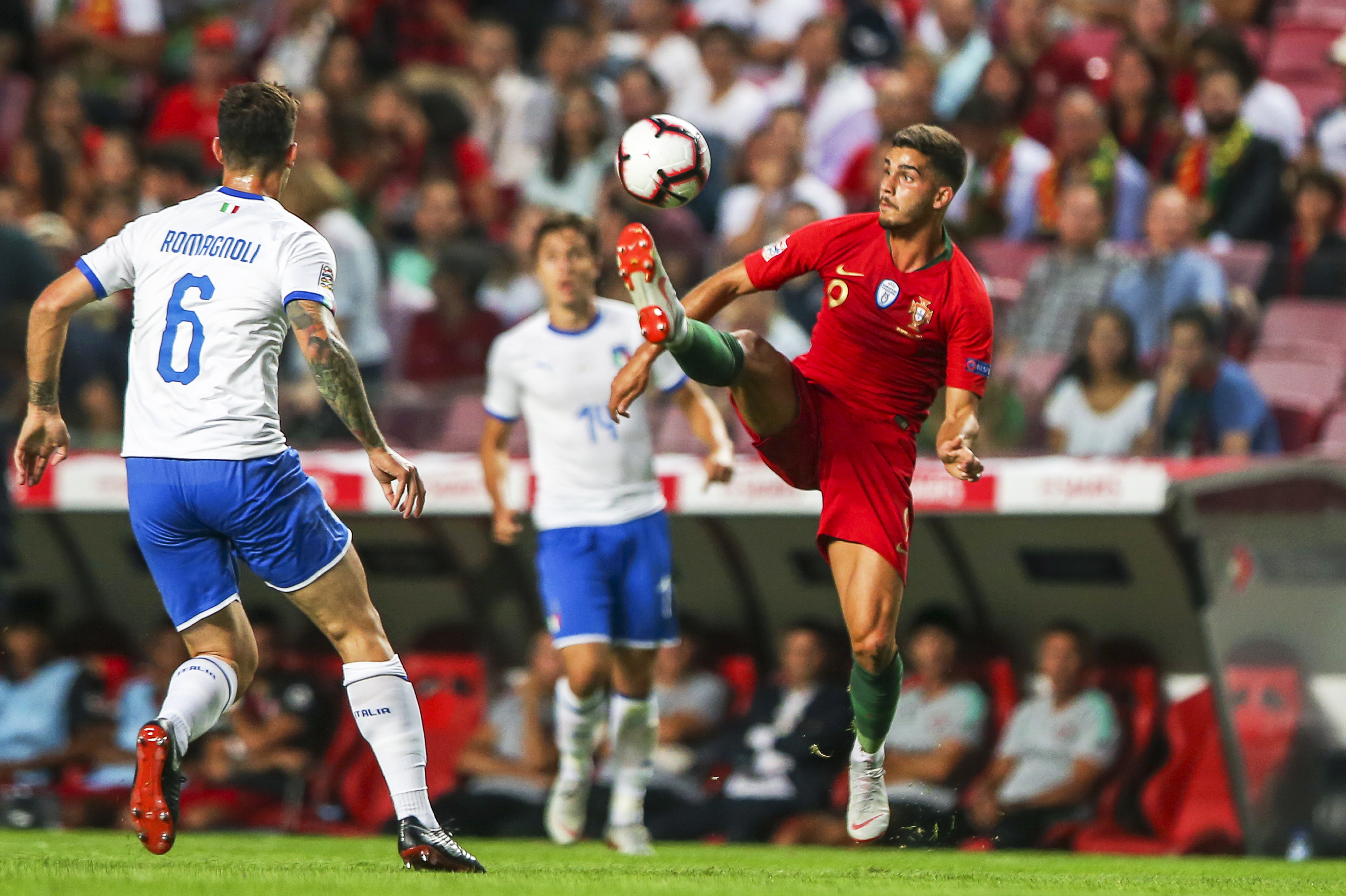 包含欧洲顶级足球赛事激战正酣，球员拼尽全力的词条