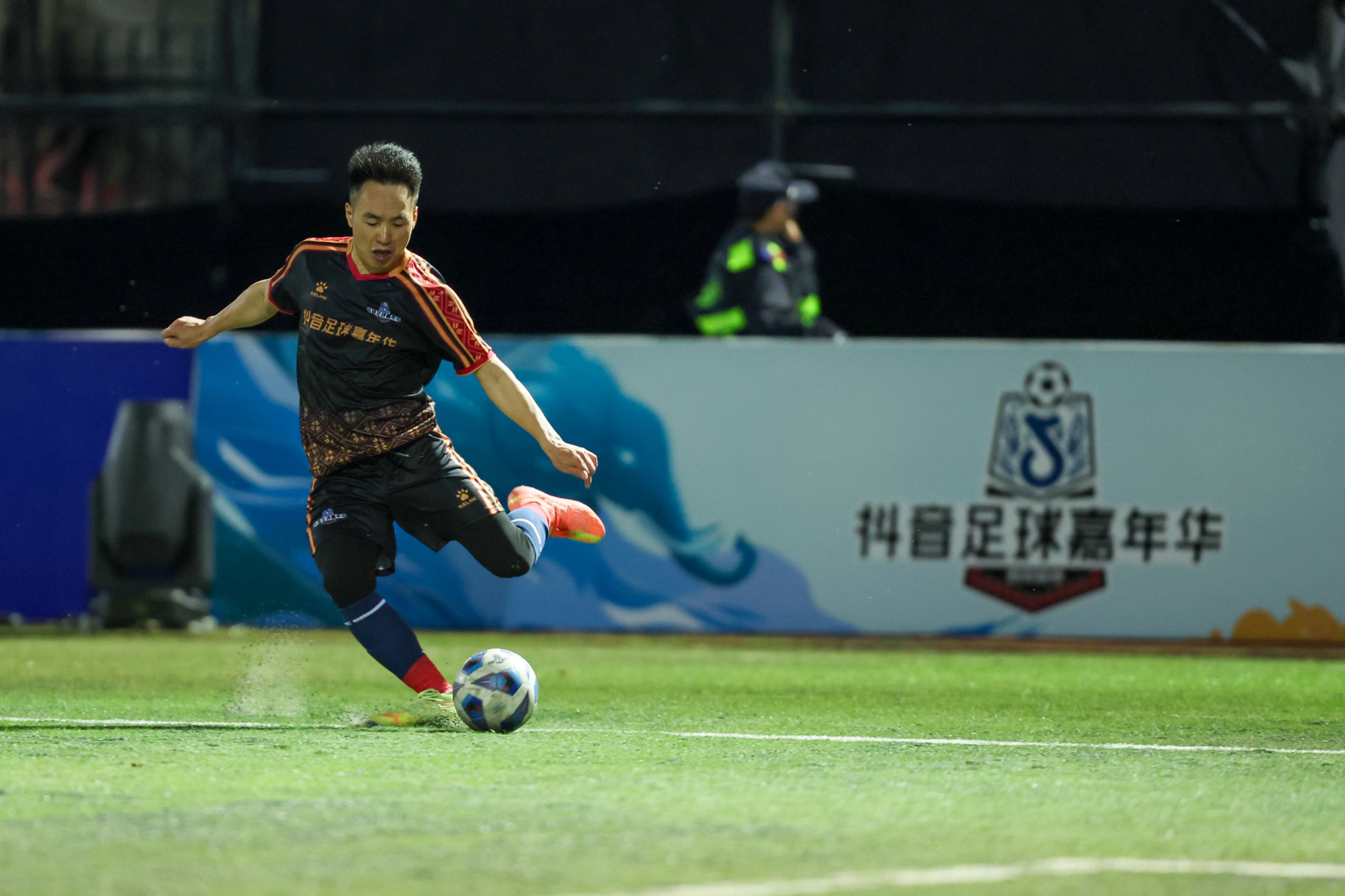 开云体育平台APP-足球热潮涌动，球员精神状态饱满备战的简单介绍