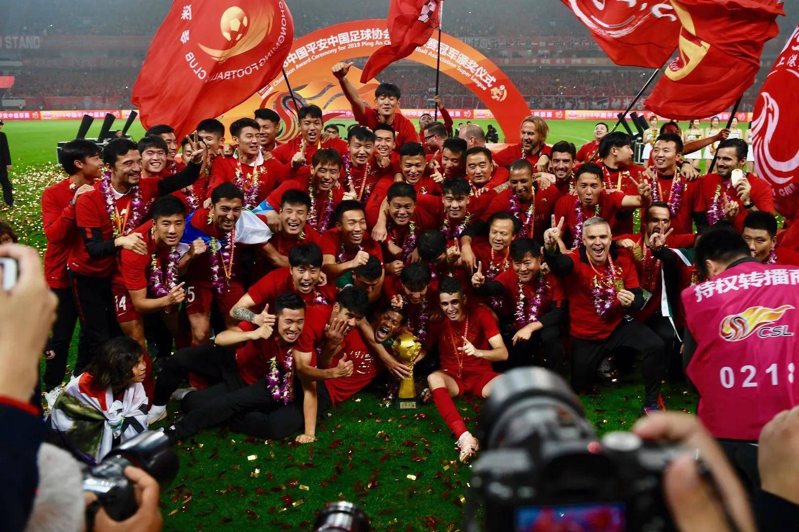 上海上港主场战胜山东鲁能，继续保持全胜的简单介绍