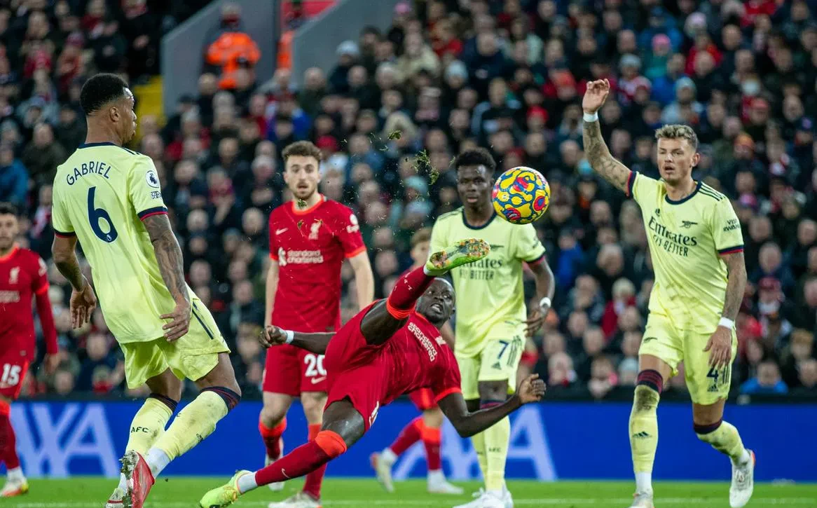 踢出激情的火花，球员们全力以赴，拼尽全力的简单介绍