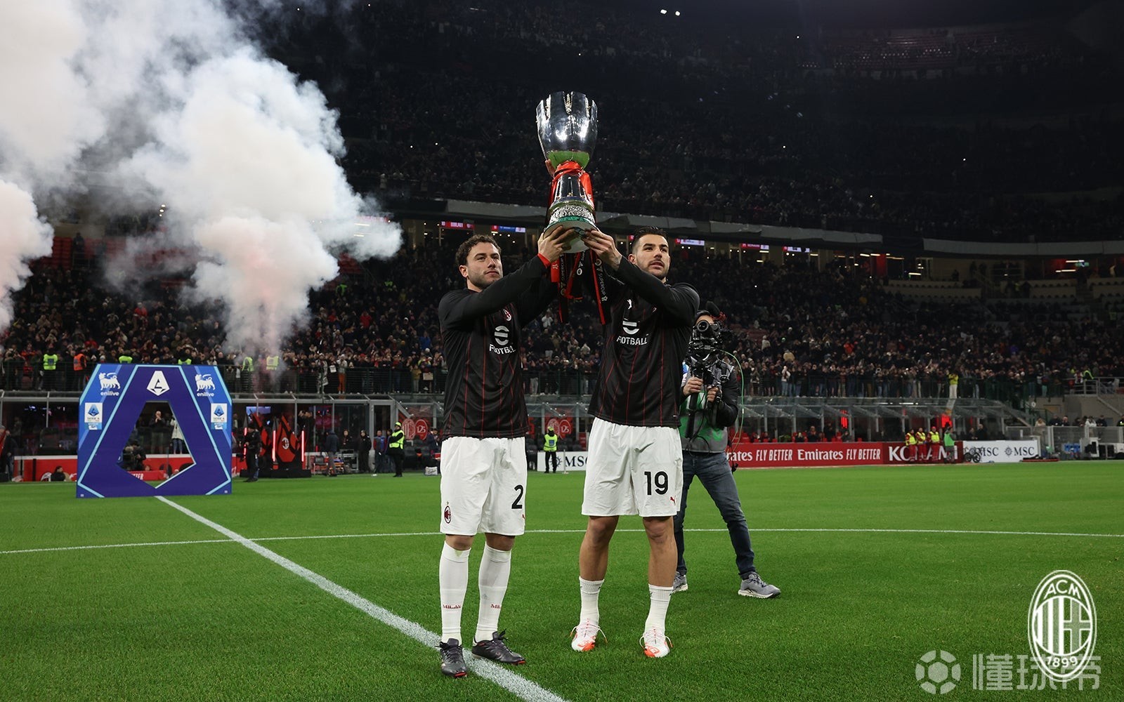 意大利足球队将争夺冠军奖杯 意大利足球队将争夺冠军奖杯