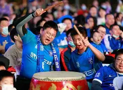 开云平台-球迷的热情高涨，现场气氛热火朝天