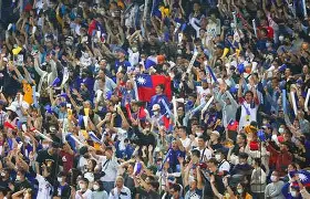 球迷的热情高涨，现场气氛热火朝天