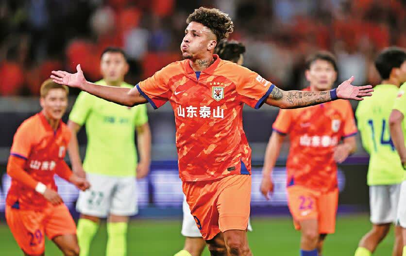 足球比赛中球员们兢兢业业,力争取得胜利 足球比赛中球员们兢兢业业,力争取得胜利