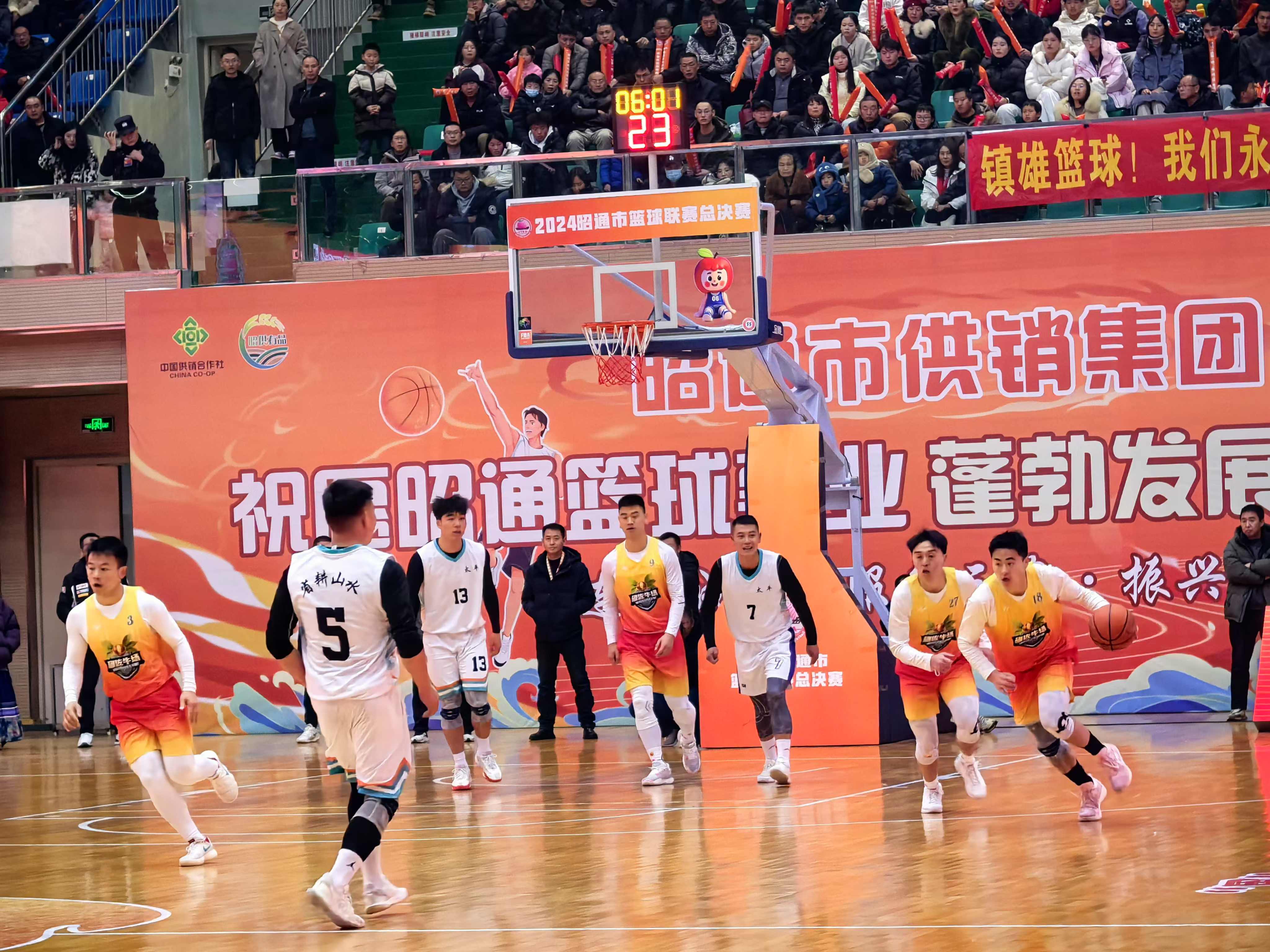 开云体育官网-篮球职业联赛球员全力以赴，场上比赛激烈淘汰赛的简单介绍