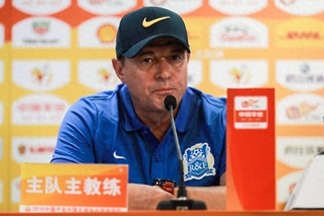 开云体育入口-私教足球教练大受欢迎，授课效果显著