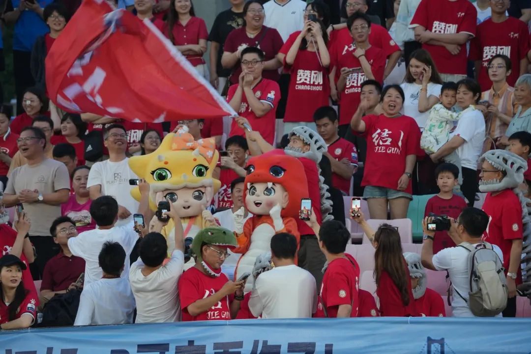 球场上的精湛表演深深吸引着球迷的简单介绍 球场上的精湛表演深深吸引着球迷的简单介绍