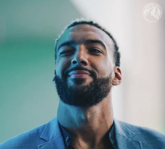 开云APP-伦敦举行高尔夫比赛，湖人表现悬殊