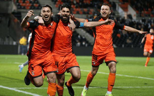 开云APP-顶尖球队在足球赛事中激情一触即发，竞争激烈的简单介绍