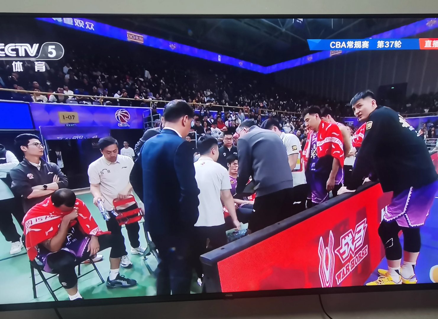 足球比赛掀起热潮，各队实力悬殊激烈对抗