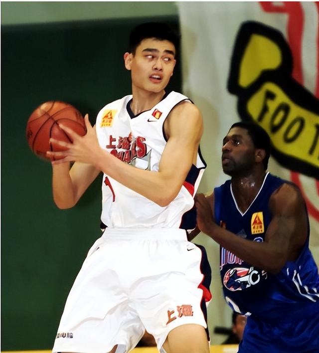 姚明率领中国队在全球杯赛事中获胜