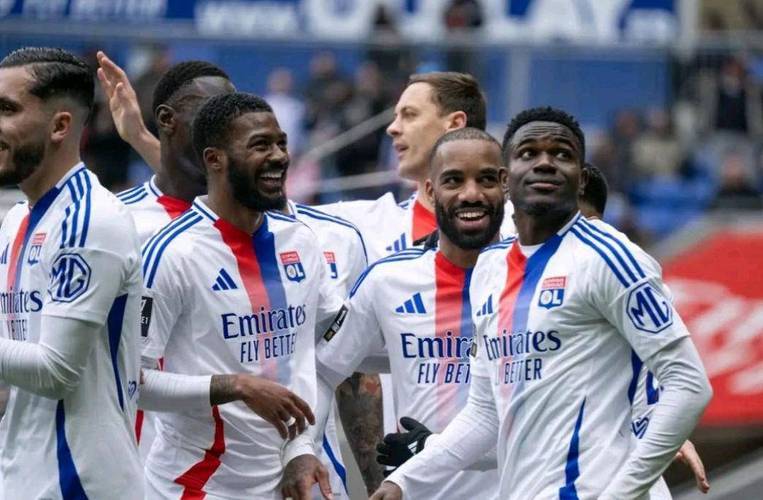 里昂主帅施行轮换阵容备战欧冠资格赛的简单介绍