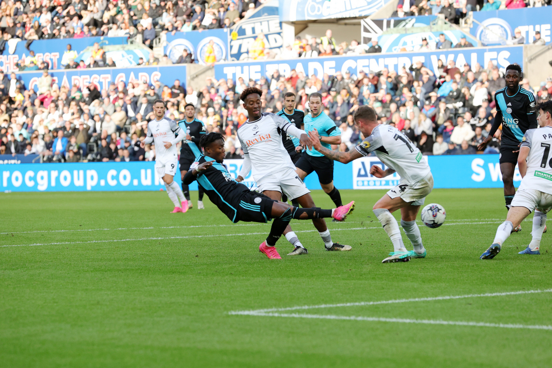 包含莱切斯特城主场告捷，领先积分榜的词条