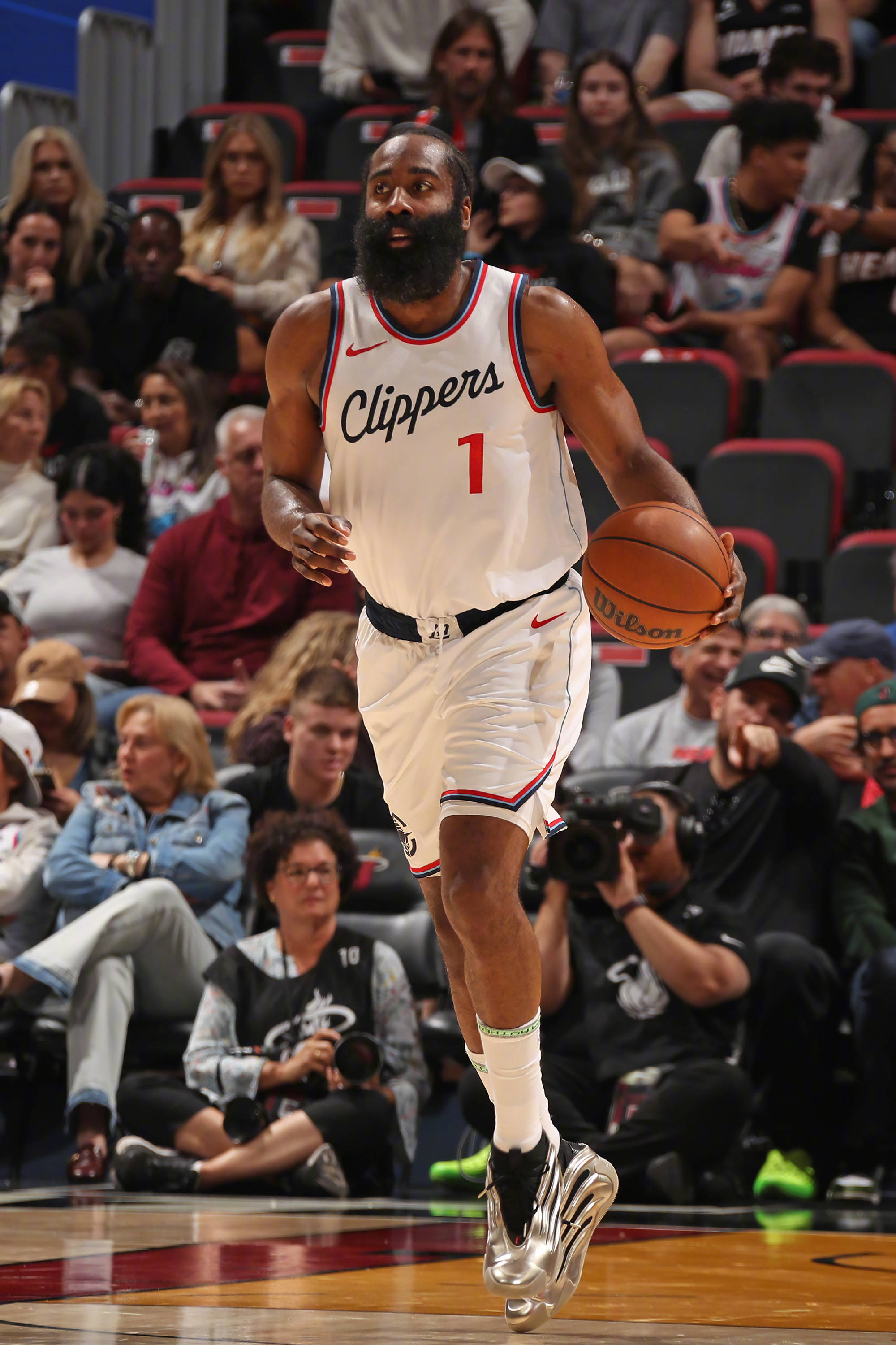 关于快船横扫国王，哈登统治全场的信息