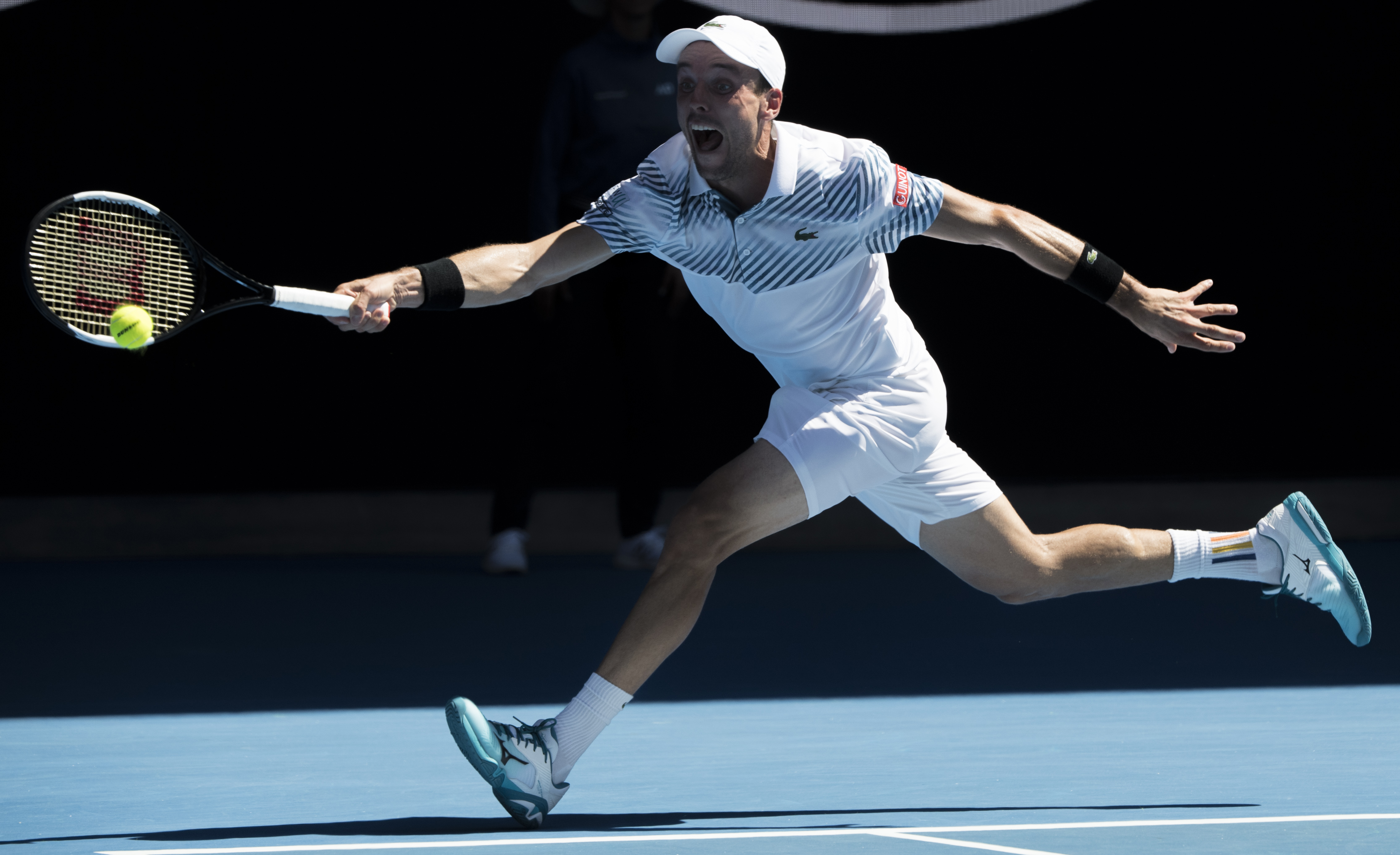 日本网球队爆冷美国网球队，西西帕斯爆发神勇的简单介绍