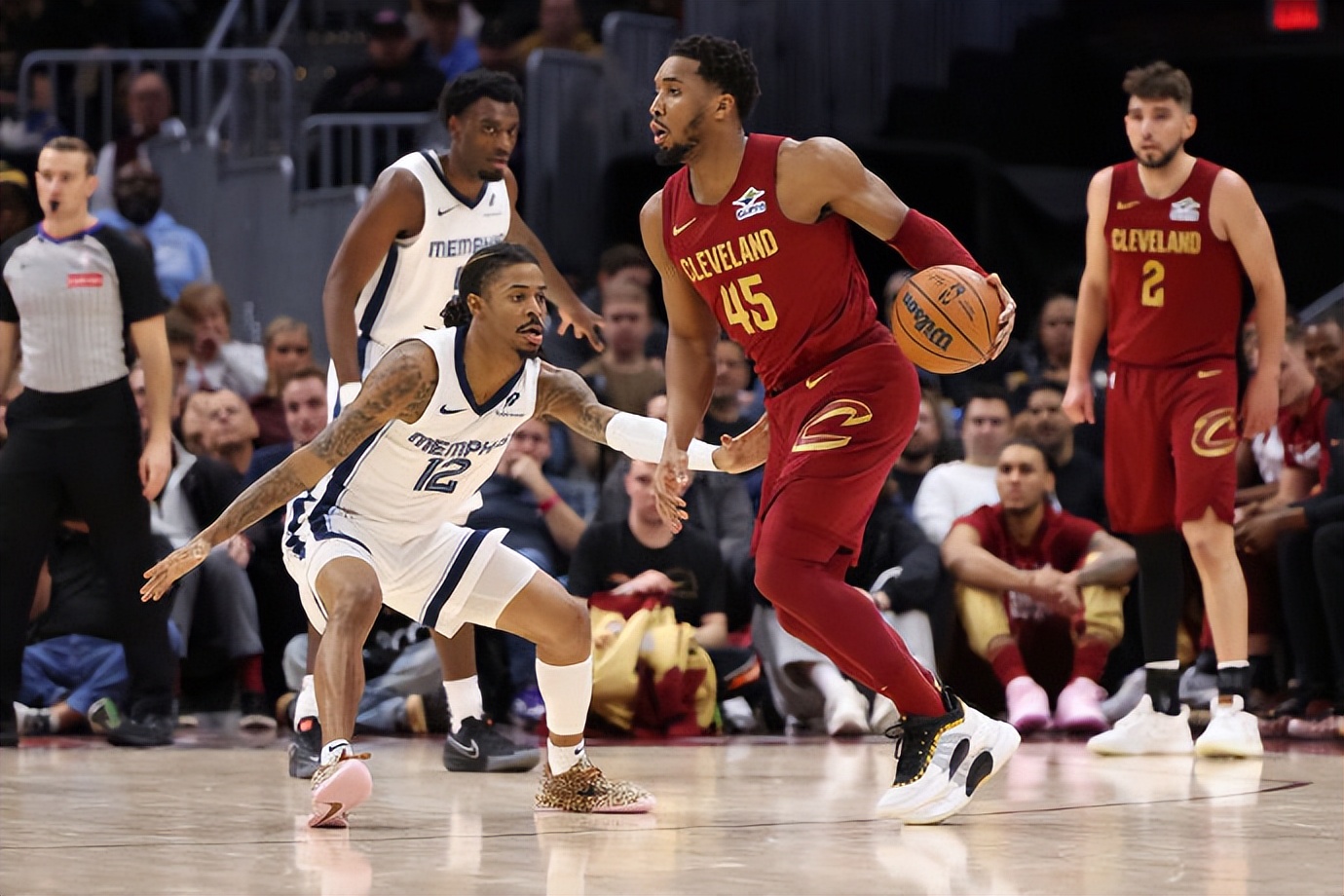 开云体育官网-雄鹿逆转马刺，布克带队取胜